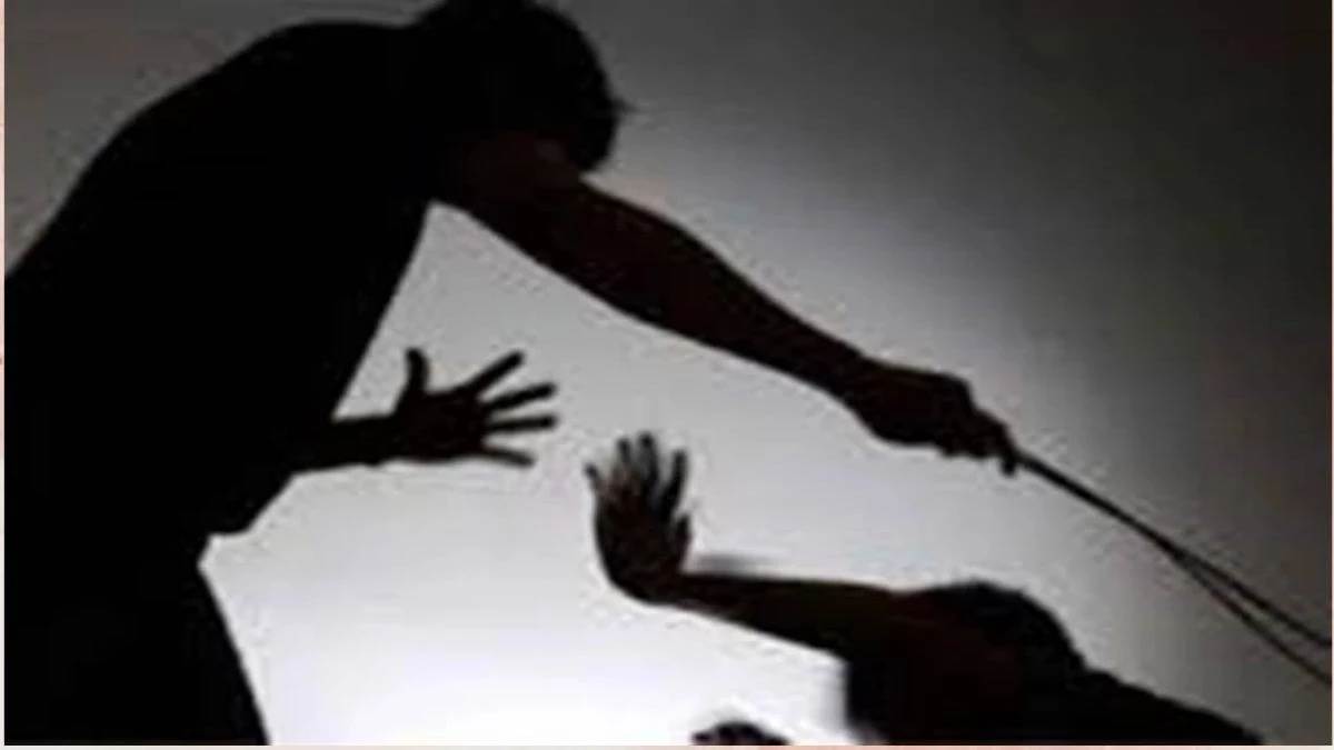 शाम के समय सीनियर को गलती से गुड मार्निंग कहा तो जूनियर की कर दी पिटाई