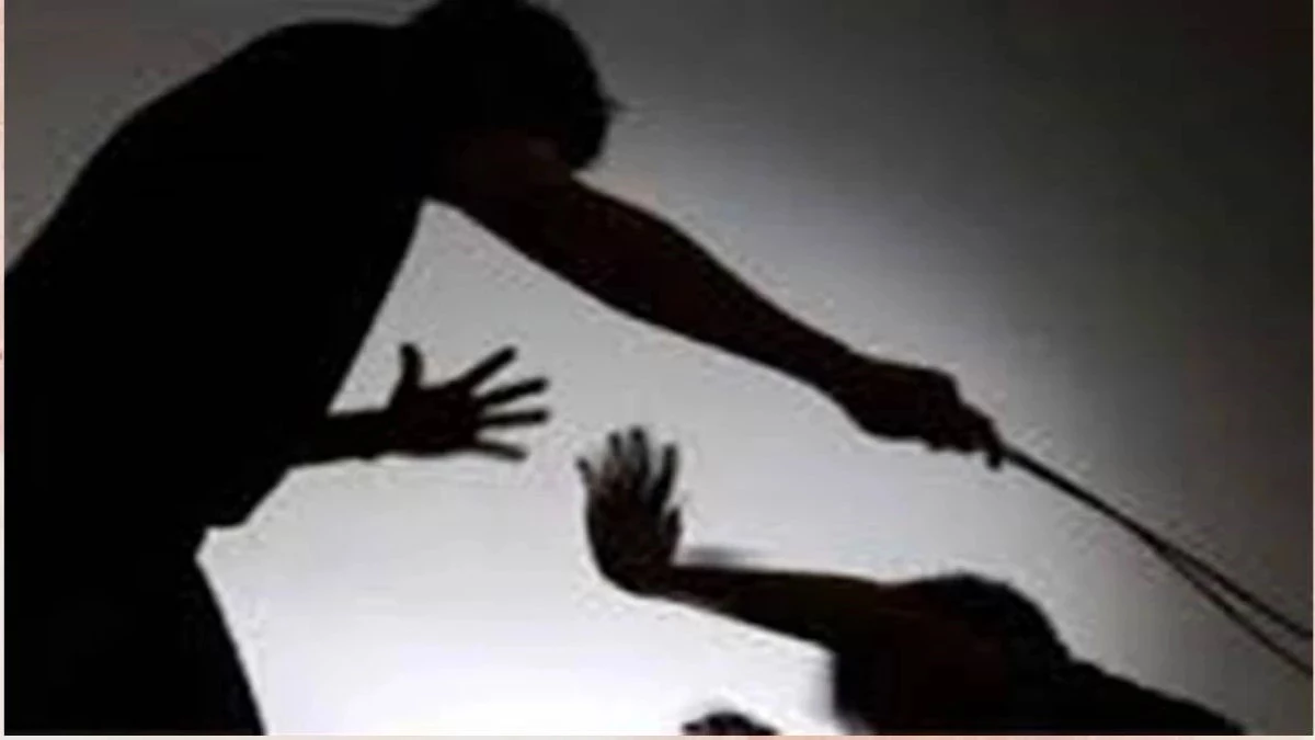 शाम के समय सीनियर को गलती से गुड मार्निंग कहा तो जूनियर की कर दी पिटाई