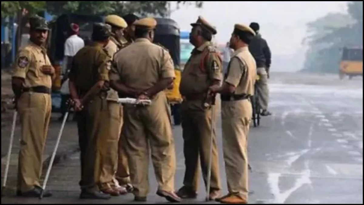 Bhopal पुलिस की बर्बरता... ठेले वाले को पुलिसकर्मियों ने लात-घूंसों से पीटा, सामान में भी की तोड़फोड़
