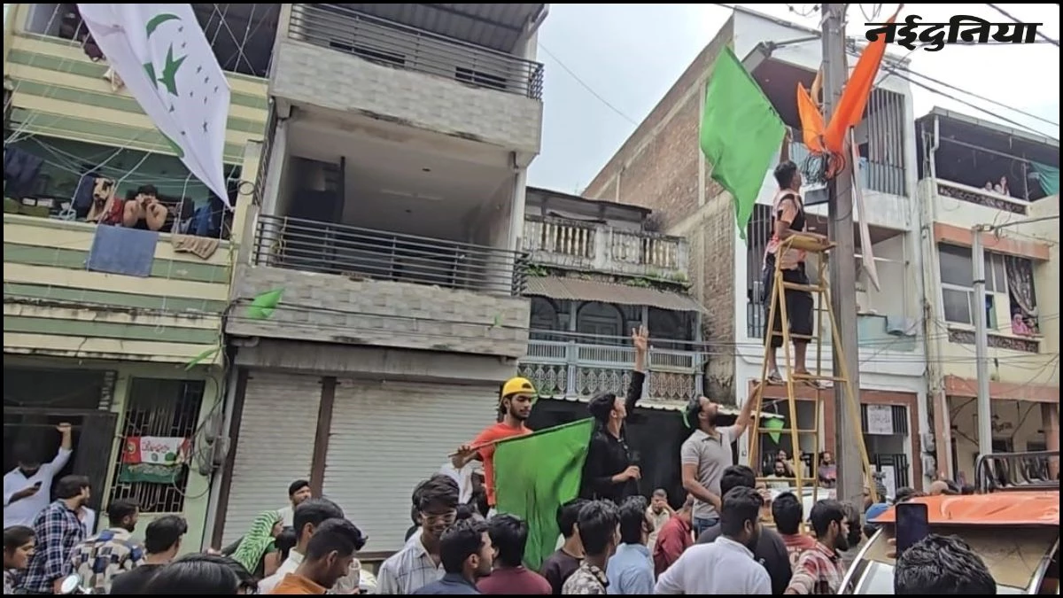 रतलाम में फिर तकरार... भगवा के पास लगाया हरा झंडा, विवाद के बाद तनाव, पुलिस बल तैनात