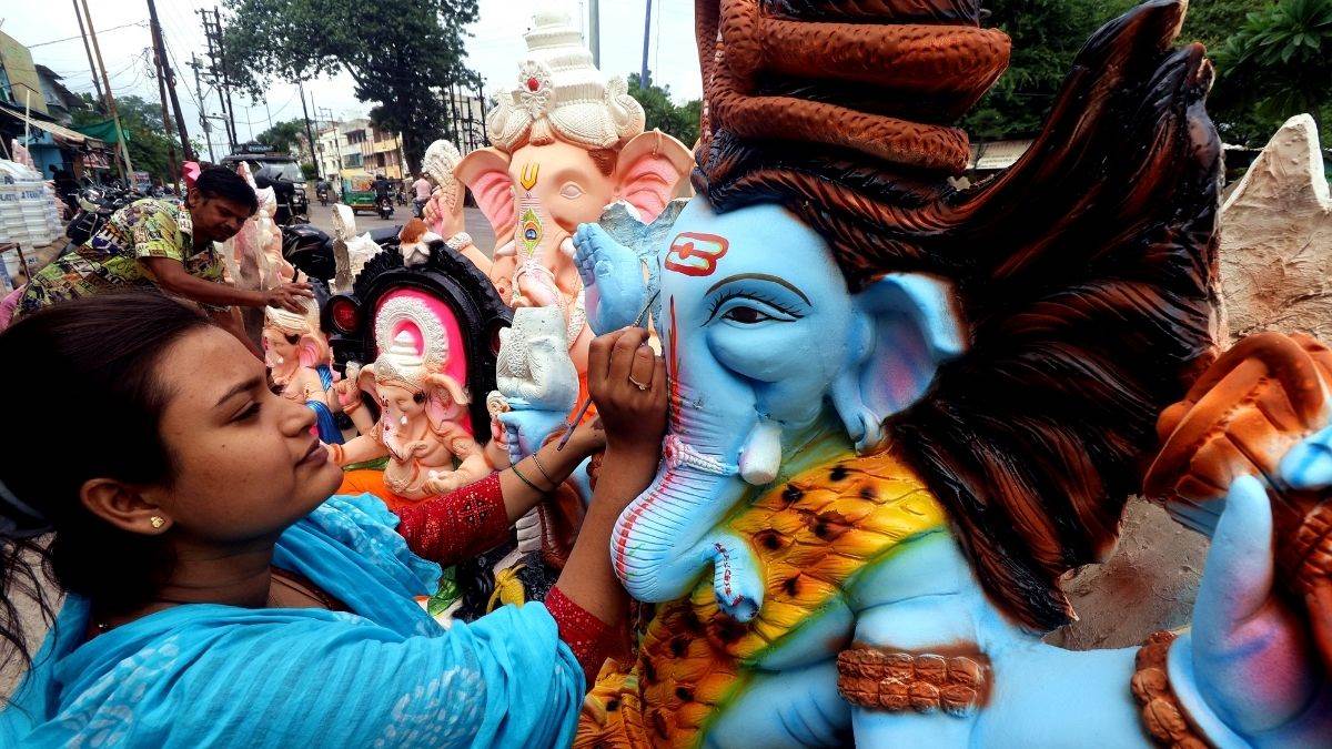 दुर्लभ संयोग : बालू से बने पिता शिव एवं माता पार्वती के साथ विराजेंगे पार्थिव गणेश