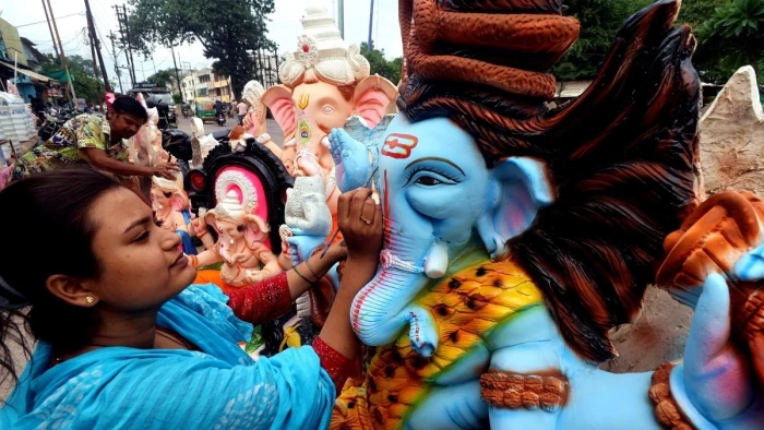 दुर्लभ संयोग : बालू से बने पिता शिव एवं माता पार्वती के साथ विराजेंगे पार्थिव गणेश