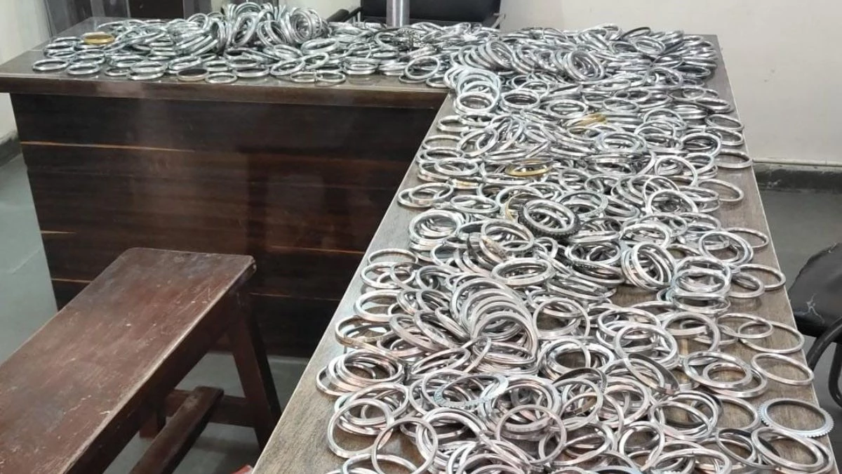 दुर्गा पूजा पंडाल में पुलिस की बड़ी कार्रवाई, इस वजह से युवाओं के हाथों से उतरवाए दो हजार कड़े