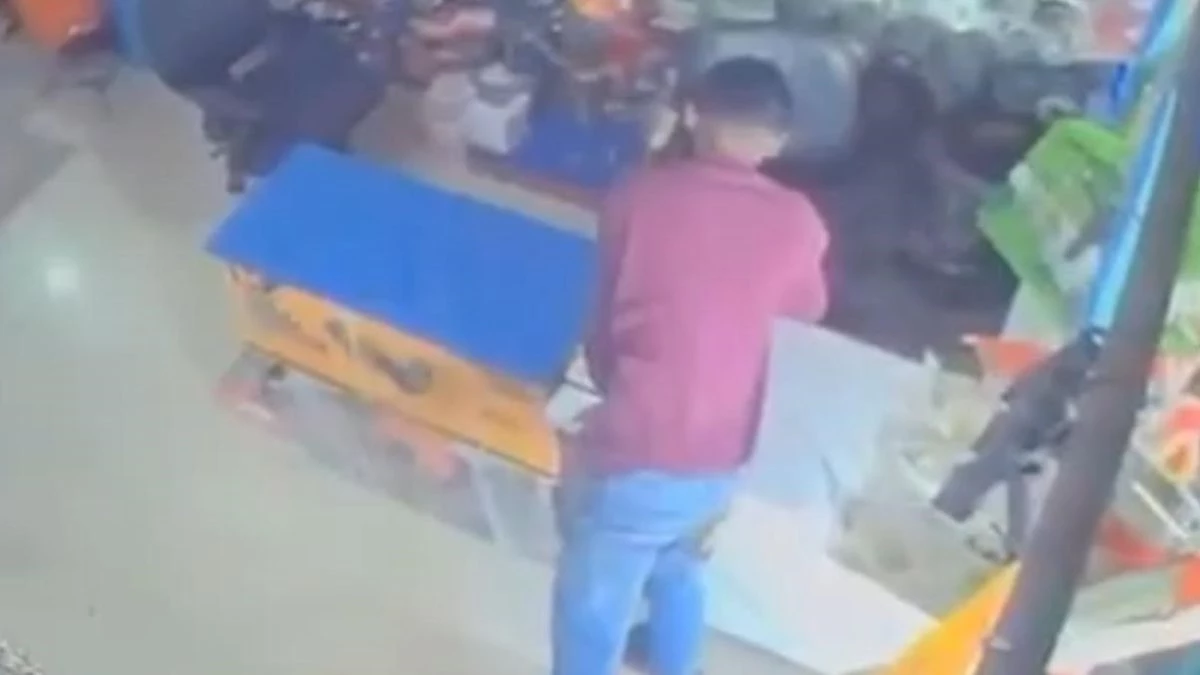 महिला को बातों में उलझाकर दुकान के काउंटर से 35 हजार चोरी, CCTV में कैद हुई घटना