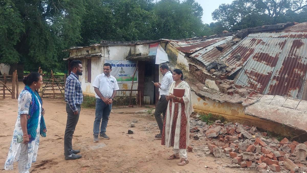 बस्तर बाढ़ त्रासदी: संभाग के डेढ़ साै स्कूल प्रभावित, किसी की भवन गिरा, छत टूटी तो कई कीचड़ से सने