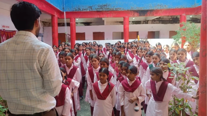धार में 20 किमी दूर एसडीएम से मिलने पैदल निकलीं 100 छात्राएं, पांच किमी दूर अधिकारियों ने रोक सुनीं समस्याएं