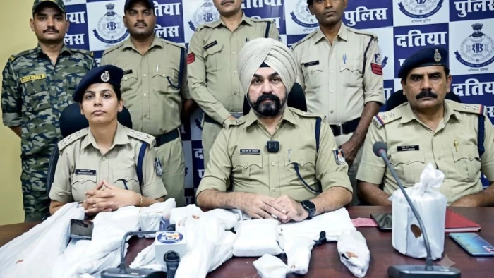 दतिया में अवैध हथियार बनाने की फैक्ट्री का भंडाफोड़, झोपड़ी से बंदूक, कट्टे समेत  59 कारतूस बरामद