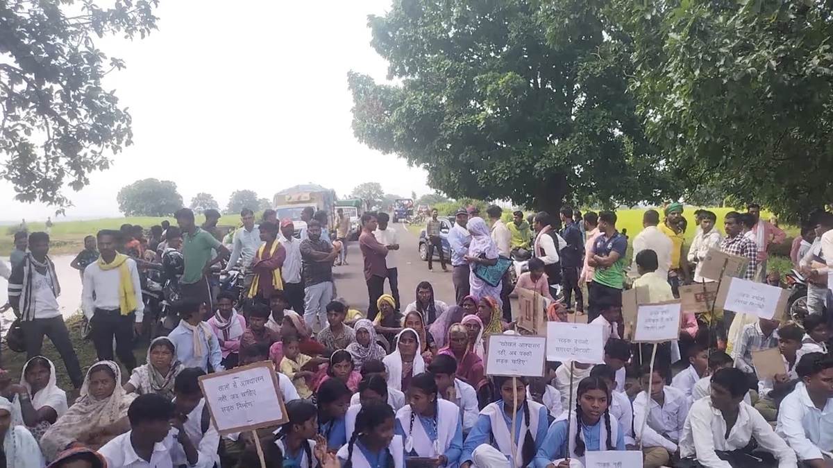 डिंडौरी जिले में सड़क की मांग को लेकर छात्र-छात्राओं और ग्रामीणों ने किया चक्का जाम, मेंहदवानी-शहपुरा स्टेट हाईवे पर लगा जाम