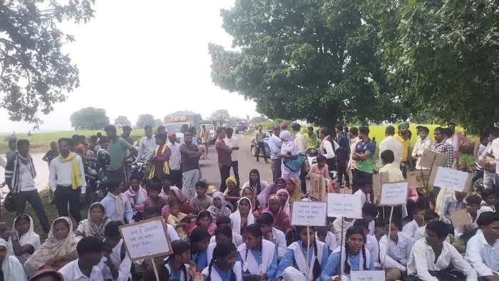 डिंडौरी जिले में सड़क की मांग को लेकर छात्र-छात्राओं और ग्रामीणों ने किया चक्का जाम, मेंहदवानी-शहपुरा स्टेट हाईवे पर लगा जाम