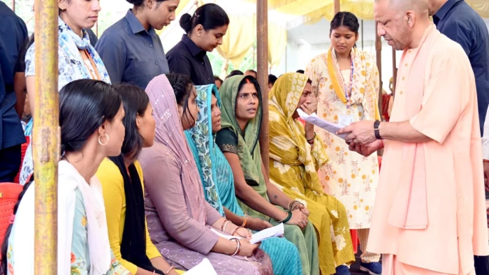 गोरखनाथ मंदिर में जनता दर्शन, सीएम योगी ने सुनीं 150 लोगों की समस्याएं, अधिकारियों को दिए समाधान के निर्देश