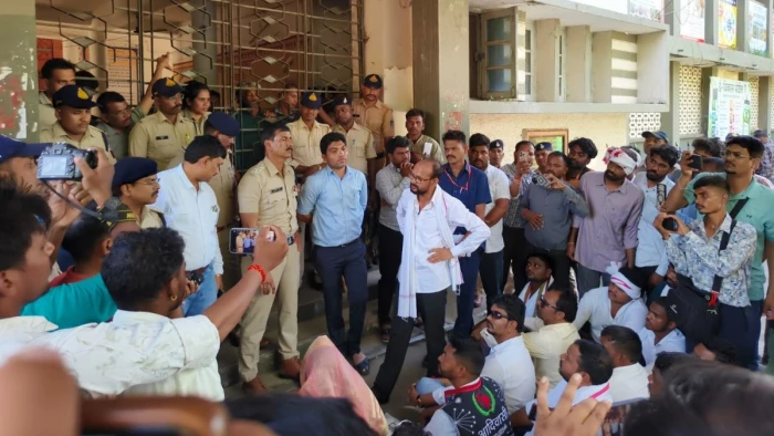 झाबुआ में जमीन विवाद को लेकर विधायक के नेतृत्व में प्रदर्शन, बैरिकेड तोड़ अंदर पहुंचे, अधिकारी सहित पुलिसकर्मी घायल