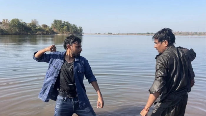 खंडवा में मोबाइल और जुनून के दम पर गांव के युवाओं ने बना डाली एक घंटे की फिल्म, खेती और नौकरी के बाद रात में की शूटिंग