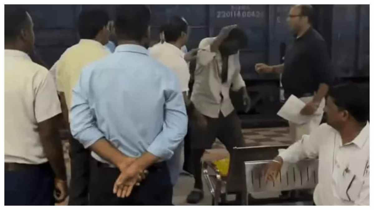 कोरबा रेलवे स्टेशन पर गर्भवती पत्नी की पिटाई, लोगों ने पति को धुनकर सिखाया...