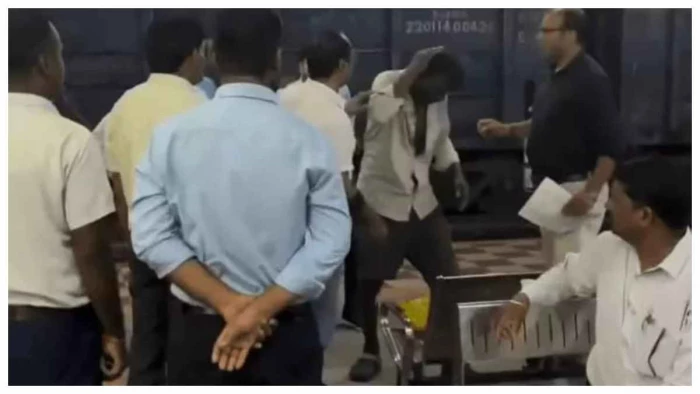 कोरबा रेलवे स्टेशन पर गर्भवती पत्नी की पिटाई, लोगों ने पति को धुनकर सिखाया सबक, आरपीएफ को दी सूचना