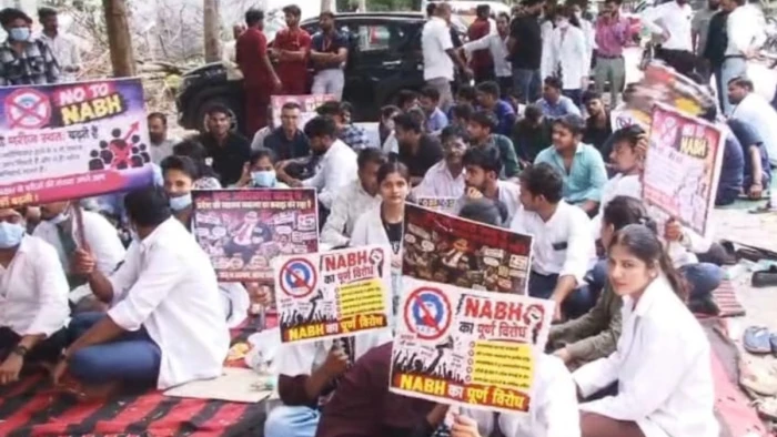 MP में आयुष्मान योजना का पेमेंट अटका, NABH से बढ़ा विवाद; भोपाल में डॉक्टरों का प्रदर्शन, मरीजों की बढ़ सकती हैं मुश्किलें