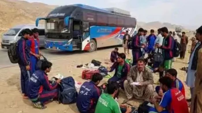 पाकिस्तान के बलूचिस्तान में बंदूक की नोक पर फुटबॉल टीम को लूटा, मोबाइल, पैसे और सामान छीनकर बदमाश फरार