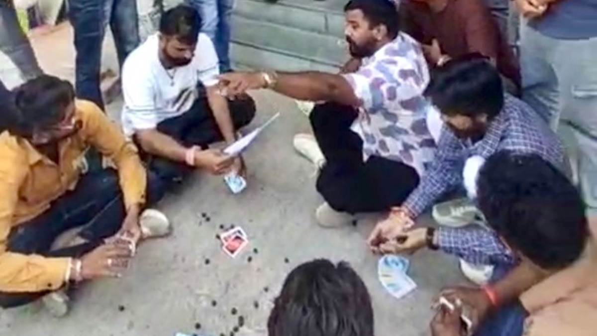 देवास कॉलेज में खेल सुविधाओं के विरोध में एनएसयूआई का अनोखा प्रदर्शन