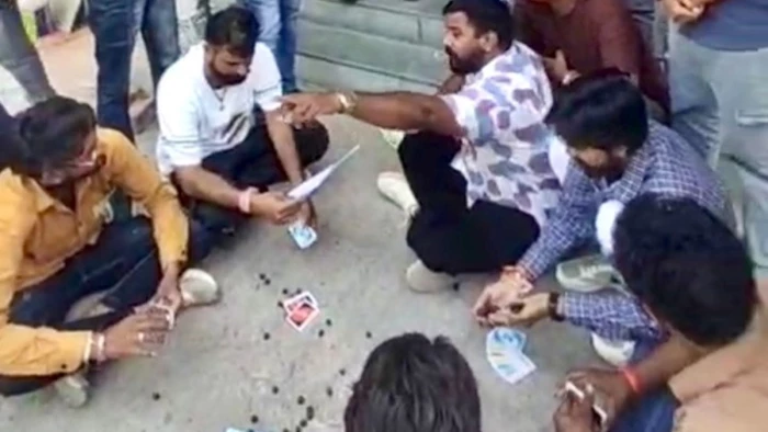 देवास के कॉलेज में नहीं खेल सुविधाएं, विरोध में छात्रों जमीन पर बैठकर खेले कंचे और ताश