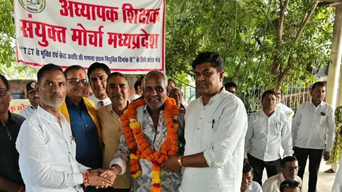 शिक्षकों के प्रदर्शन का चौथा दिन: हक की लड़ाई के लिए 1998 से नंगे पैर हैं रतलाम के शिक्षक तेजू डिंडोर, भोपाल में हुआ सम्मान