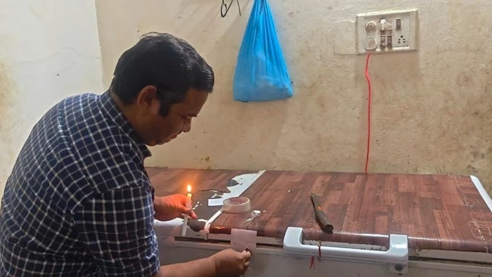 इंदौर में ट्रिनिटी हॉस्पिटैलिटी के फ्रीजर में वेन-नॉनवेज साथ रखे मिले, मोमोज दुकान पर भी एक्शन