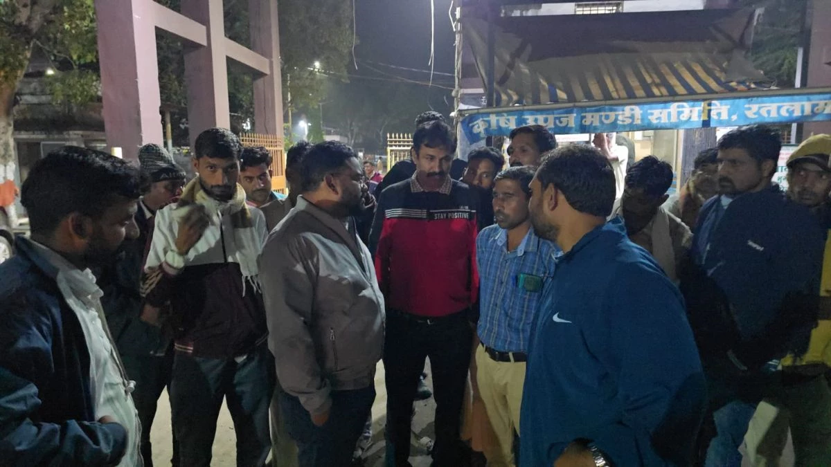 रतलाम में मंडी के बाहर इंतजार कर रहे किसानों ने लगाया जाम, मंडी अधिकारी रहे नदारद