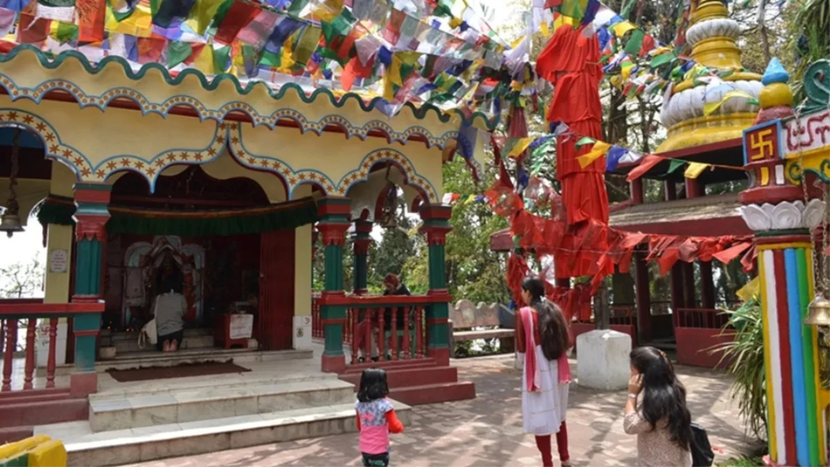 'जींस, टॉप और मिनी स्कर्ट नहीं चलेगा', महाकाल मंदिर में लड़कियों के छोटे कपड़ों में एंट्री पर रोक