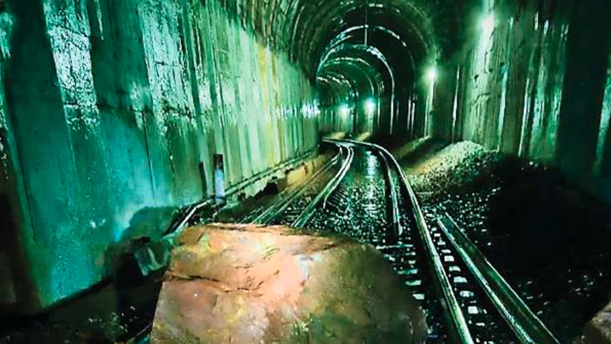 मोंथा तूफान से बस्तर में रेल सेवा हुई ठप, अरकू घाटी में फिर ट्रैक पर आ गिरा पहाड़ का मलबा