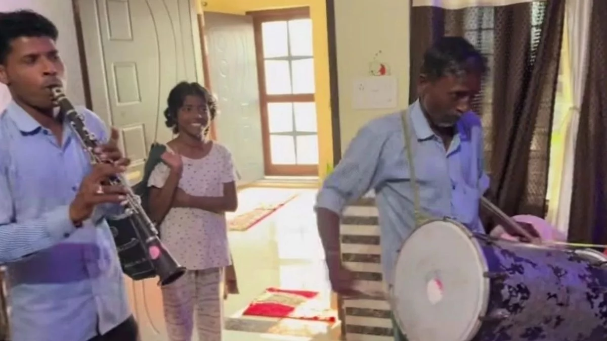 Video: बेटियों को जगाने के लिए कमरे में बजवाया बैंड, मां का अजब-गजब तरीका हो रहा वायरल