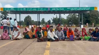 छत्तीसगढ़ में टोल वसूली के खिलाफ सड़क पर उतरे 12 पंचायतों के ग्रामीण, जमही टोल प्लाजा पर सड़क जाम