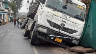उमरिया में रेलवे लाइन के पास नाली में घुसा ट्रक, दीवार टूटती तो ट्रैक पर गिरता