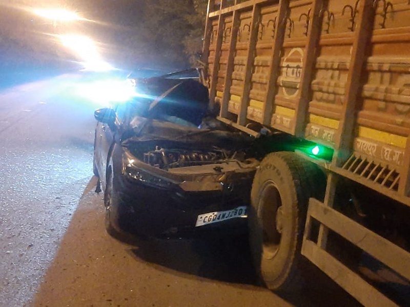 रायपुर में ट्रक से टकराई कार तीन गंभीर, राजनांदगांव में ट्रेलर ने शिक्षक को रौंदा