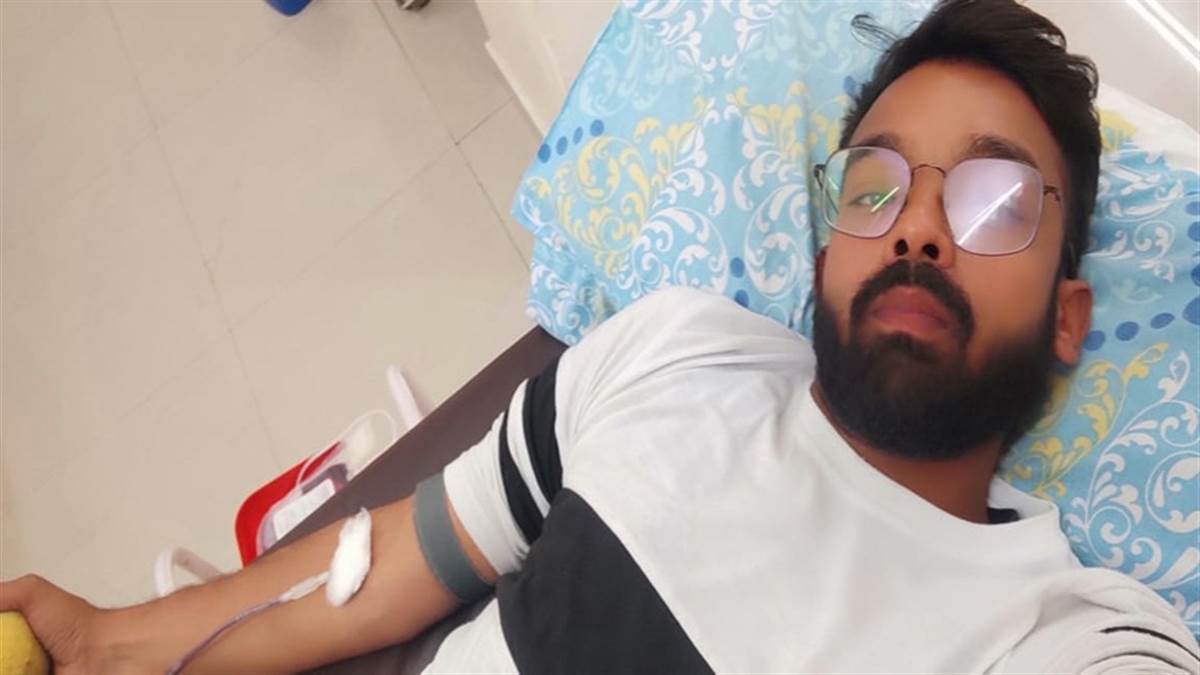 Gwalior Blood Donation News: इंटरनेट मीडिया से खबर मिली तो रक्तदान करने पहुंचा युवक