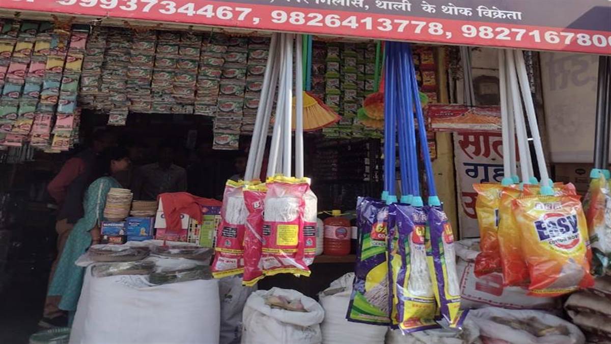 Action on Single Use Plastic: बैन के बावजूद उपयोग हो रहा प्लास्टिक, रायपुर में दो दुकानें सील, एक पर पांच हजार जुर्माना