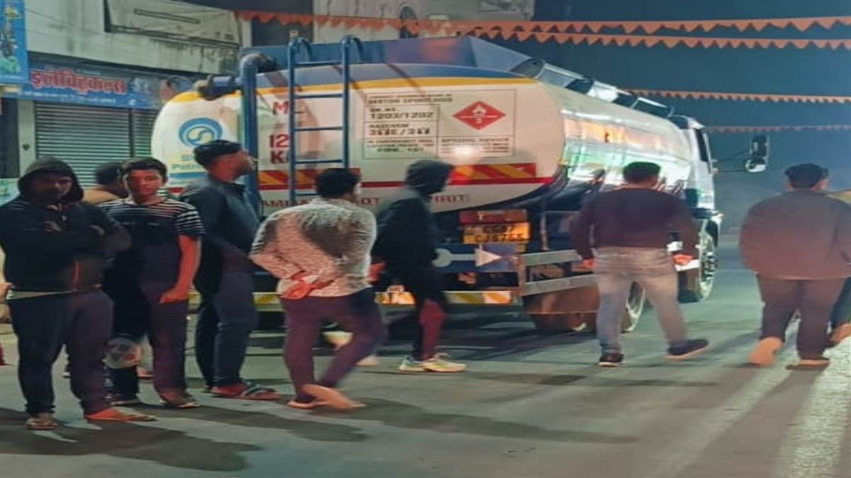 ओवरटेक के दौरान बाइक सवार नाबालिग आया टैंकर की चपेट में, मौत