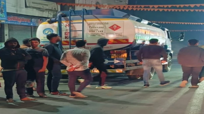 ओवरटेक के दौरान बाइक सवार नाबालिग आया टैंकर की चपेट में, मौत