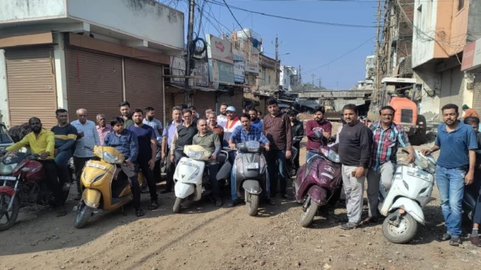 बैरागढ़ में ओवरब्रिज के नीचे सर्विस रोड बनने से दुकानें टूटना तय, चिंतित व्यापारियों ने किया प्रदर्शन