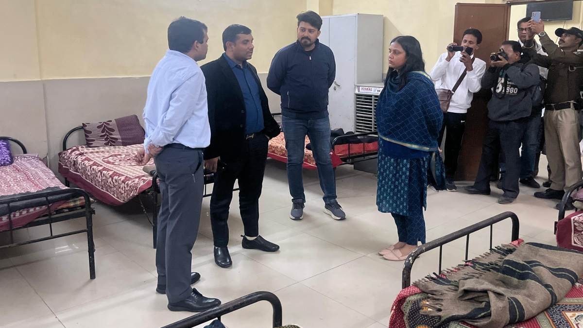 भोपाल में कलेक्टर ने किया रैन बसेरे का निरीक्षण, रजाई की जगह मिले पतले कंबल