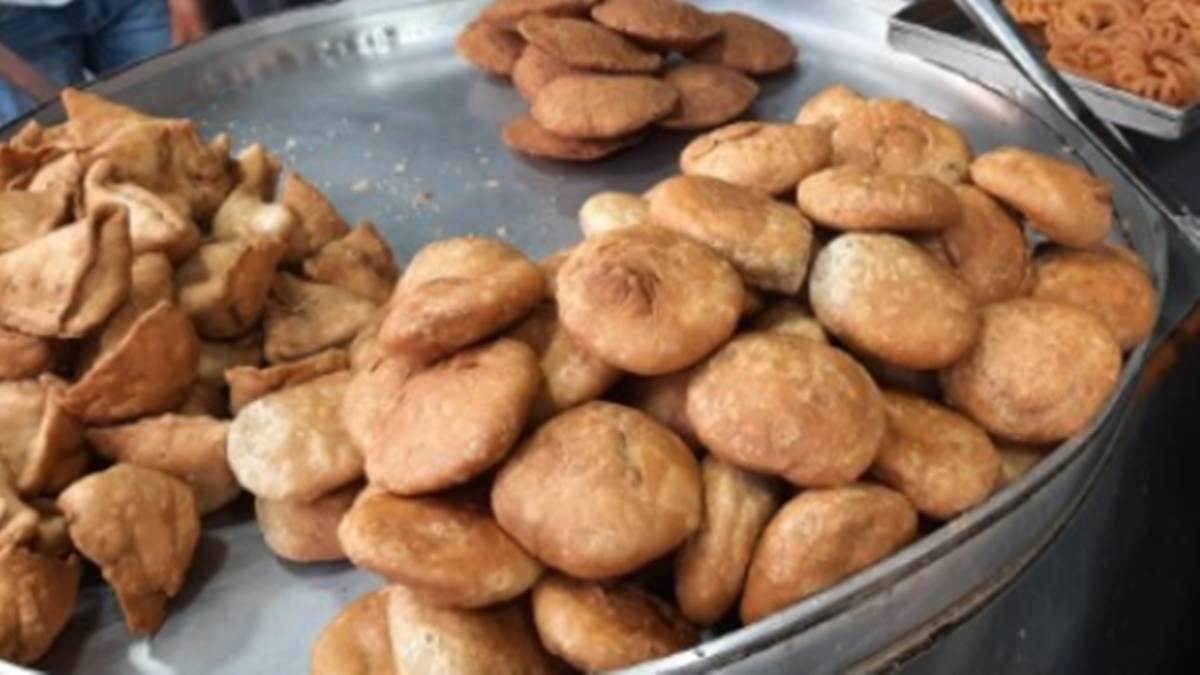 ग्वालियर की इस दुकान पर 75 साल से बिक रही है कचौड़ी, खाने के लिए लगती है लाइन