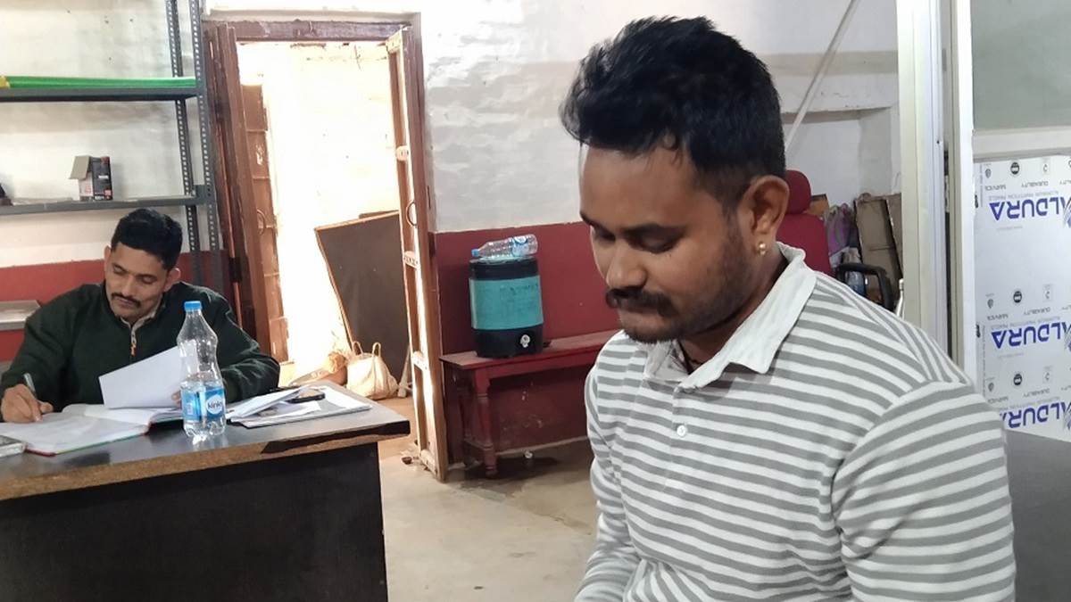 विश्वविद्यालय में भ्रष्टाचार और स्थाई कुलसचिव की नियुक्ति को लेकर प्रदर्शन की तैयारी कर रहे एनएसयूआई प्रदेश सचिव राजेश को पुलिस ने हिरासत में लिया
