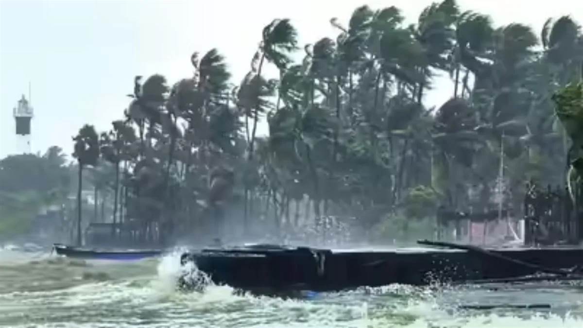 Ditwah Cyclone Update: इन 15 जिलों पर सबसे ज्यादा असर, क्या आपके शहर में भी चक्रवात 'दितवाह' मचाएगा तबाही? जानें यहां