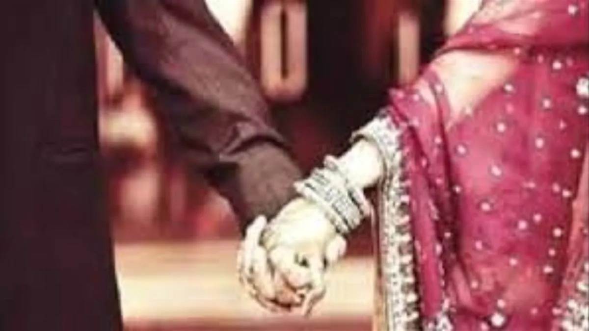 दूल्हे को पहनाई जयमाला फिर प्रेमी संग कर दिया कांड, अब गांव में हो रही बदनामी