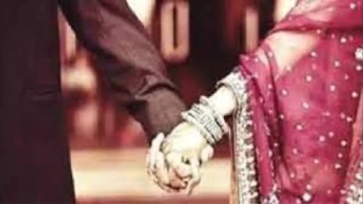 दूल्हे को पहनाई जयमाला फिर प्रेमी संग कर दिया कांड, अब गांव में हो रही बदनामी