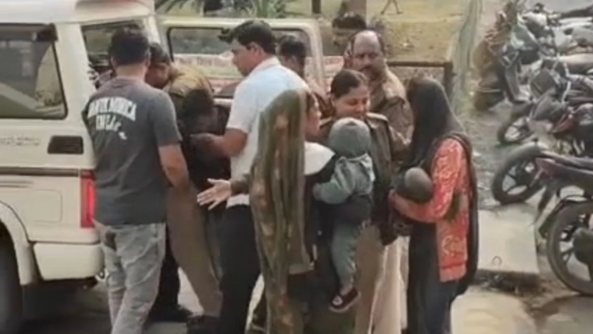 न्याय मांगने कलेक्ट्रेट पहुंचे किसान परिवार को पुलिस ने घसीटा, बच्चों-महिलाओं को जबरन वैन में भरा, वीडियो वायरल