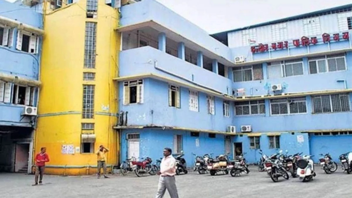 इंदौर नगर निगम की लापरवाही... नर्मदा लाइन के ठीक ऊपर बना दिया सीवरेज चेम्बर, अधिकारी और कर्मचारी में तीखी बहस