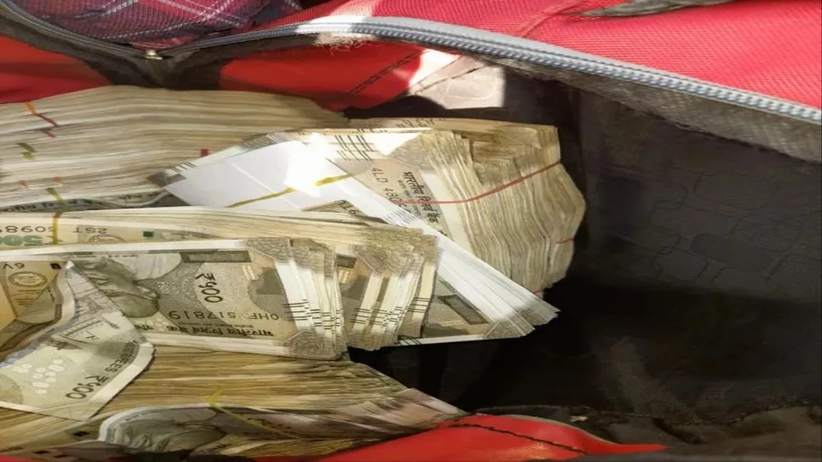 इंदौर में कार से ले जा रहे थे 1.18 करोड़ रुपये, चेकिंग के दौरान पुलिस ने किए जब्त