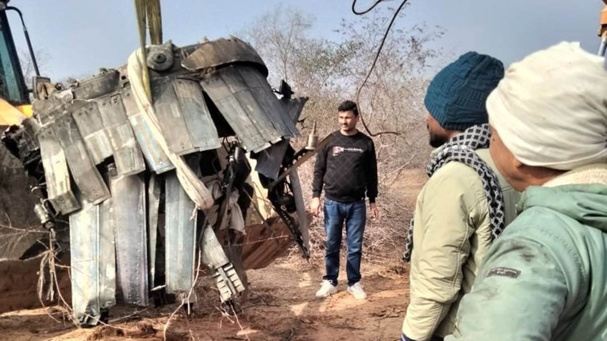 Plane Crash: मुरैना के पहाड़गढ़ के जंगल में मिले सुखोई विमान के भी अवशेष, वायुसेना का तलाशी अभियान