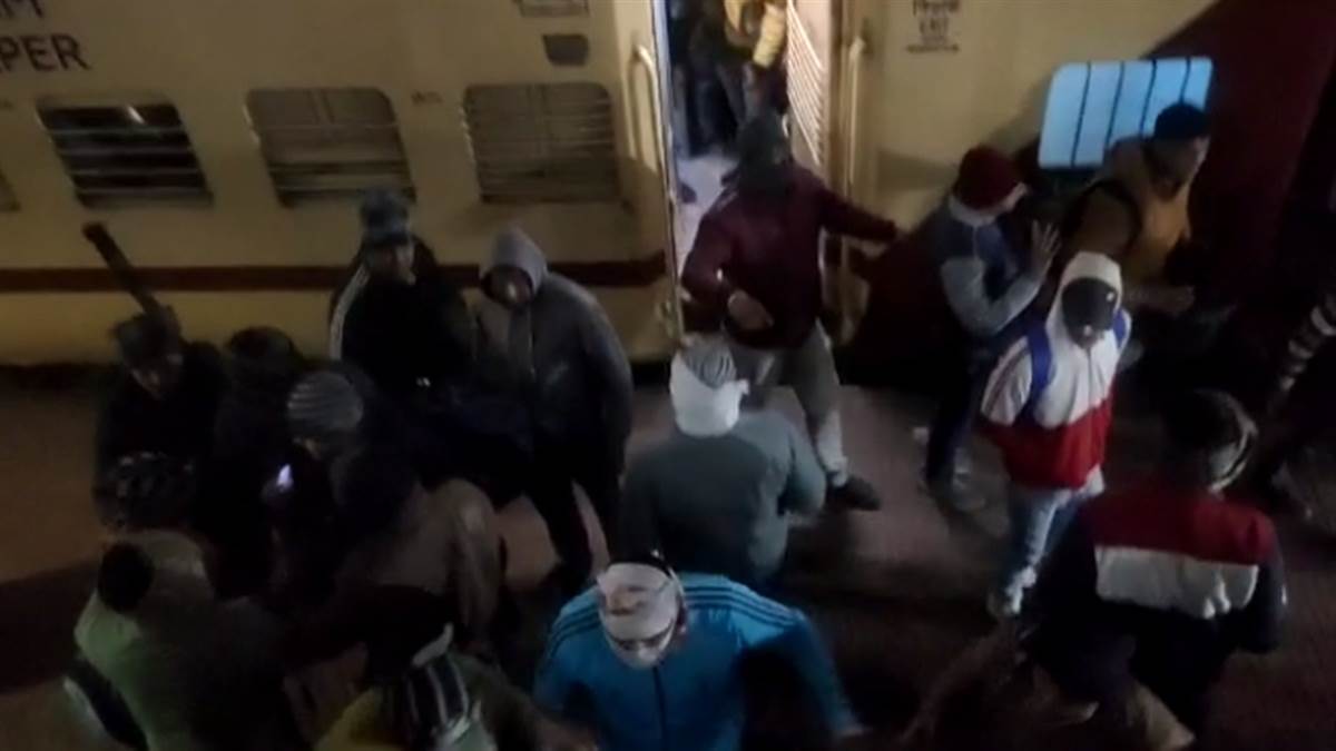 Morena Crime News: मुरैना स्टेशन पर ट्रेन से उतारकर पुलिस कर्मियों से मारपीट, वीडियो वायरल