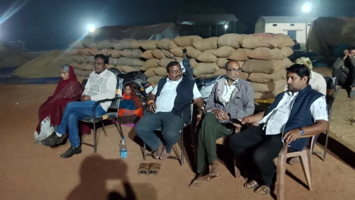 बालोद में भाजपा की पूर्व विधायक ही नहीं बेच सकी अपना धान, सुबह से शाम तक धरने पर बैठी रहीं