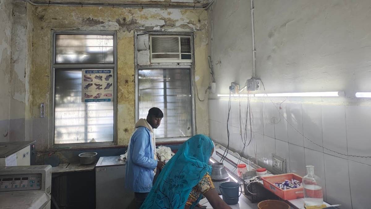 ग्वालियर में खुद 'बीमार' पड़ा संभाग का सबसे बड़ा ब्लड बैंक; जर्जर छत से गिर रहा प्लास्टर, इंफेक्शन का बढ़ा खतरा