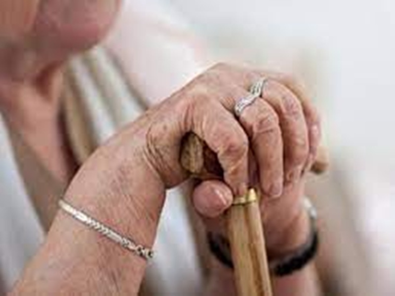 Gwalior old age home news: मां का मकान हड़प कर उसे बेटियों ने घर से निकाला